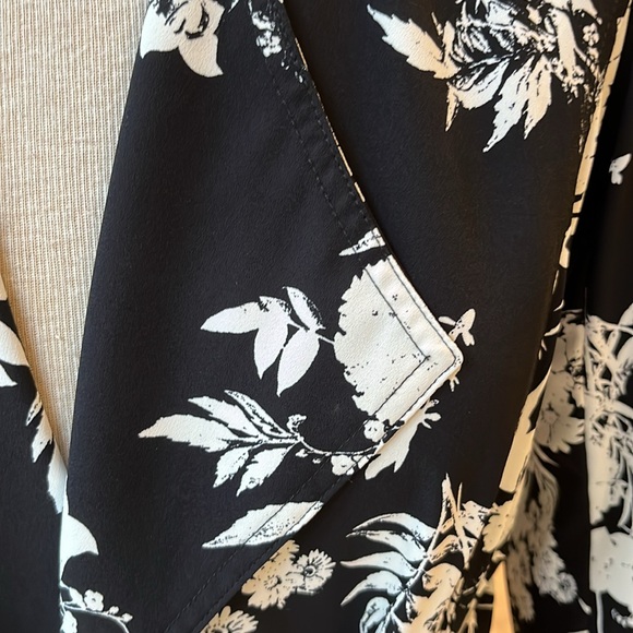 NWOT cinq a sept black and white floral print belted lightweight trench coat. - Picture 3 of 14